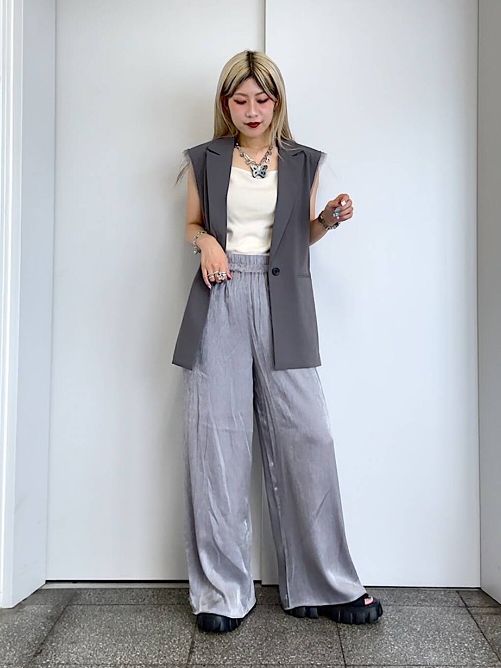 「個性派、楽ちんコーデ、春コーデ、ジーナシスト_JEANASIS、高身長、ベーシック/シンプル、モード、韓国ファッション、韓国系、デート/ロマンティック、オーバーサイズ、体型カバー、着痩せ・細見え、きれいめ、カジュアル」｜「JEANASISのZIPグラディエーターサンダル/111871（サンダル、ブラック系）」を使った、あゆねさん（レディース・164cm）の夏コーディネートの8枚目の写真