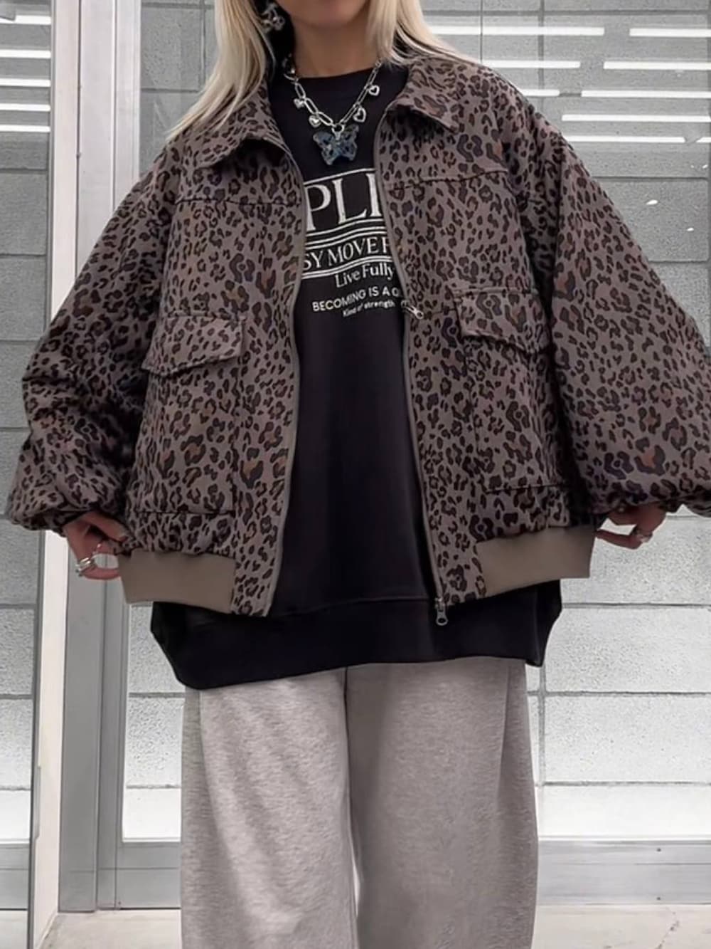 その他のブルゾン、ブラック系のブーツ、グレー系のスウェットパンツを着用したレディースの秋コーディネートの4枚目の写真