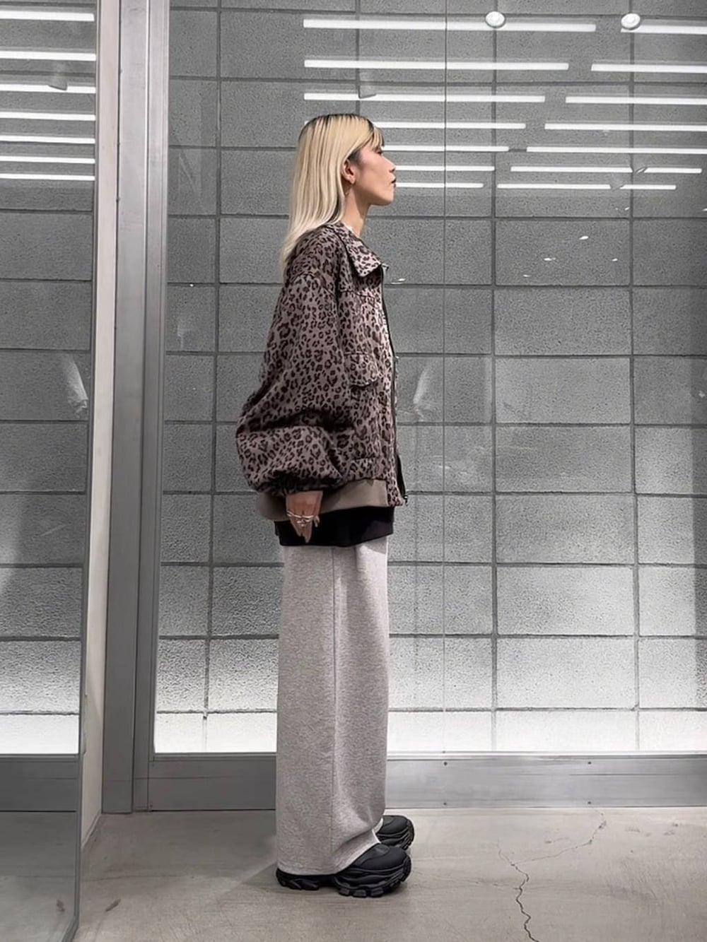 その他のブルゾン、ブラック系のブーツ、グレー系のスウェットパンツを着用したレディースの秋コーディネートの2枚目の写真