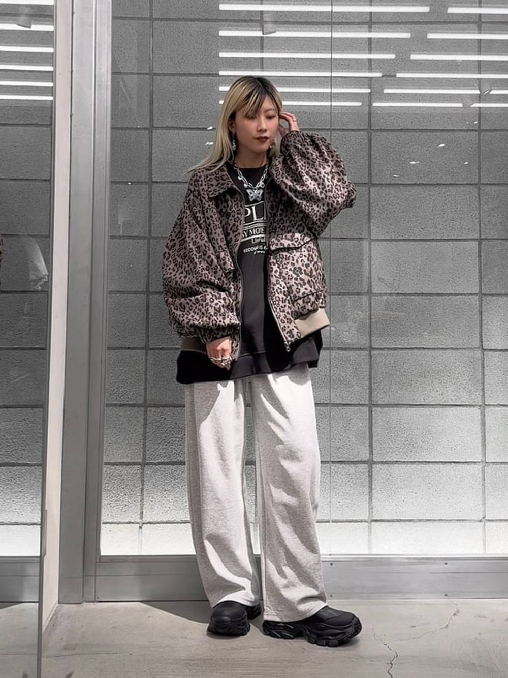 その他のブルゾン、ブラック系のブーツ、グレー系のスウェットパンツを着用したレディースの秋コーディネートの8枚目の写真