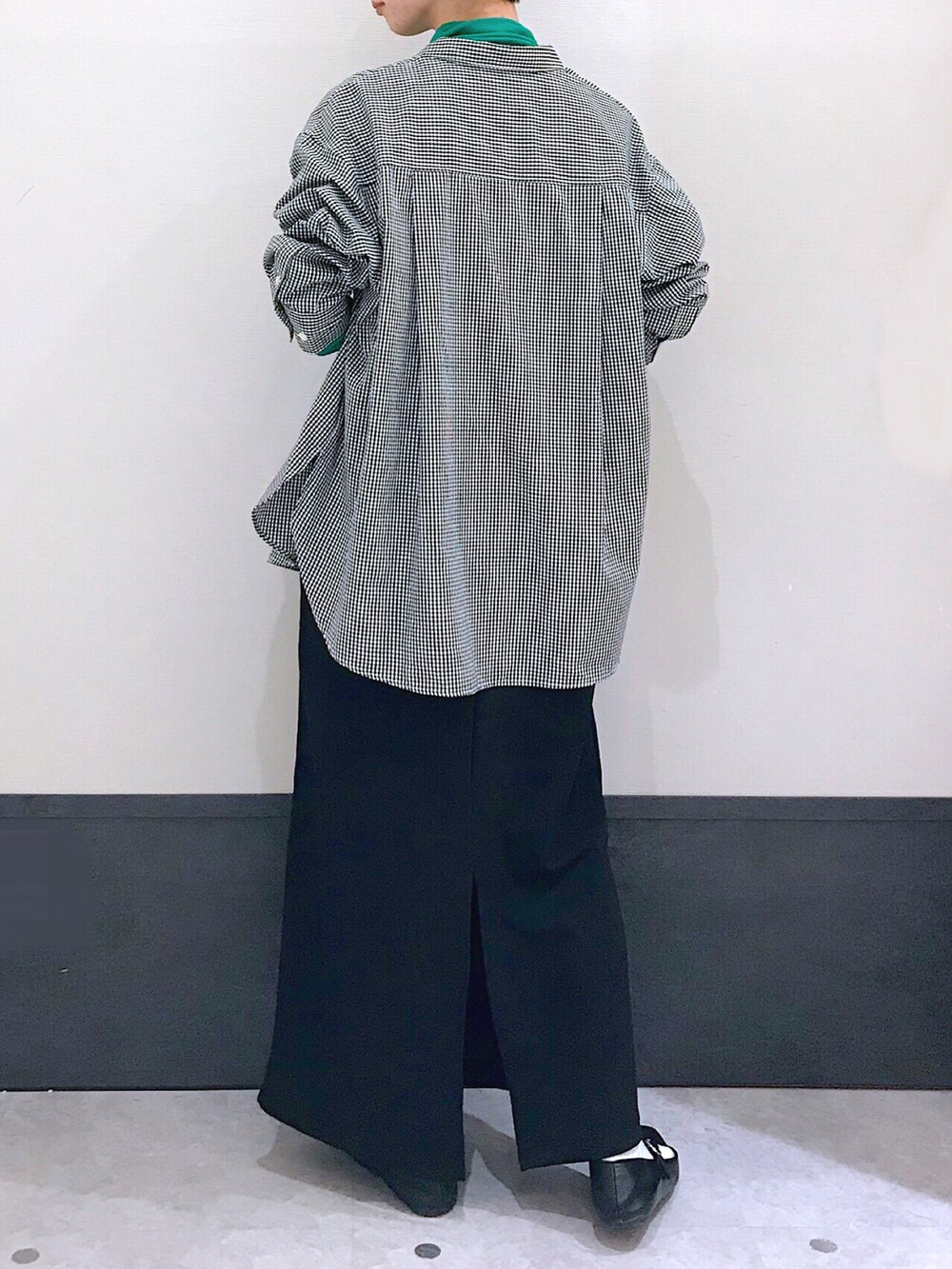 ブラック系のシャツ/ブラウス、グリーン系のTシャツ/カットソー、ホワイト系のショルダーバッグを着用したレディースの冬コーディネートの2枚目の写真