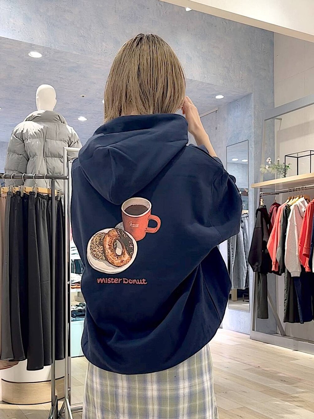 グリーン系のスカート、ホワイト系のスニーカー、ブルー系のパーカーを着用したレディースの冬コーディネートの5枚目の写真