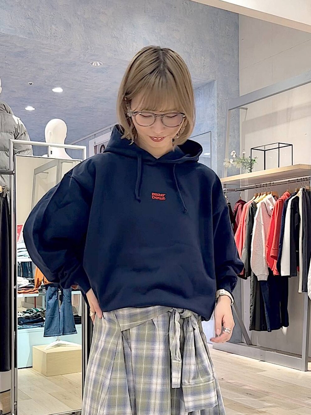 グリーン系のスカート、ホワイト系のスニーカー、ブルー系のパーカーを着用したレディースの冬コーディネートの4枚目の写真