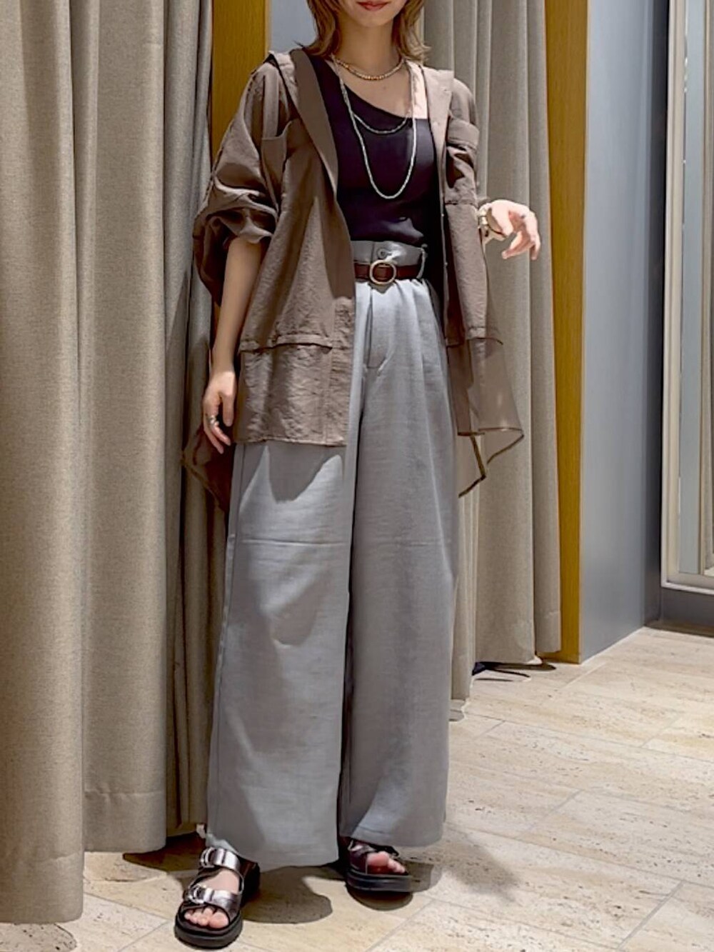 その他のサンダル、グレー系のその他トップス、ブラウン系のシャツ/ブラウスを着用したレディースの夏コーディネートの2枚目の写真