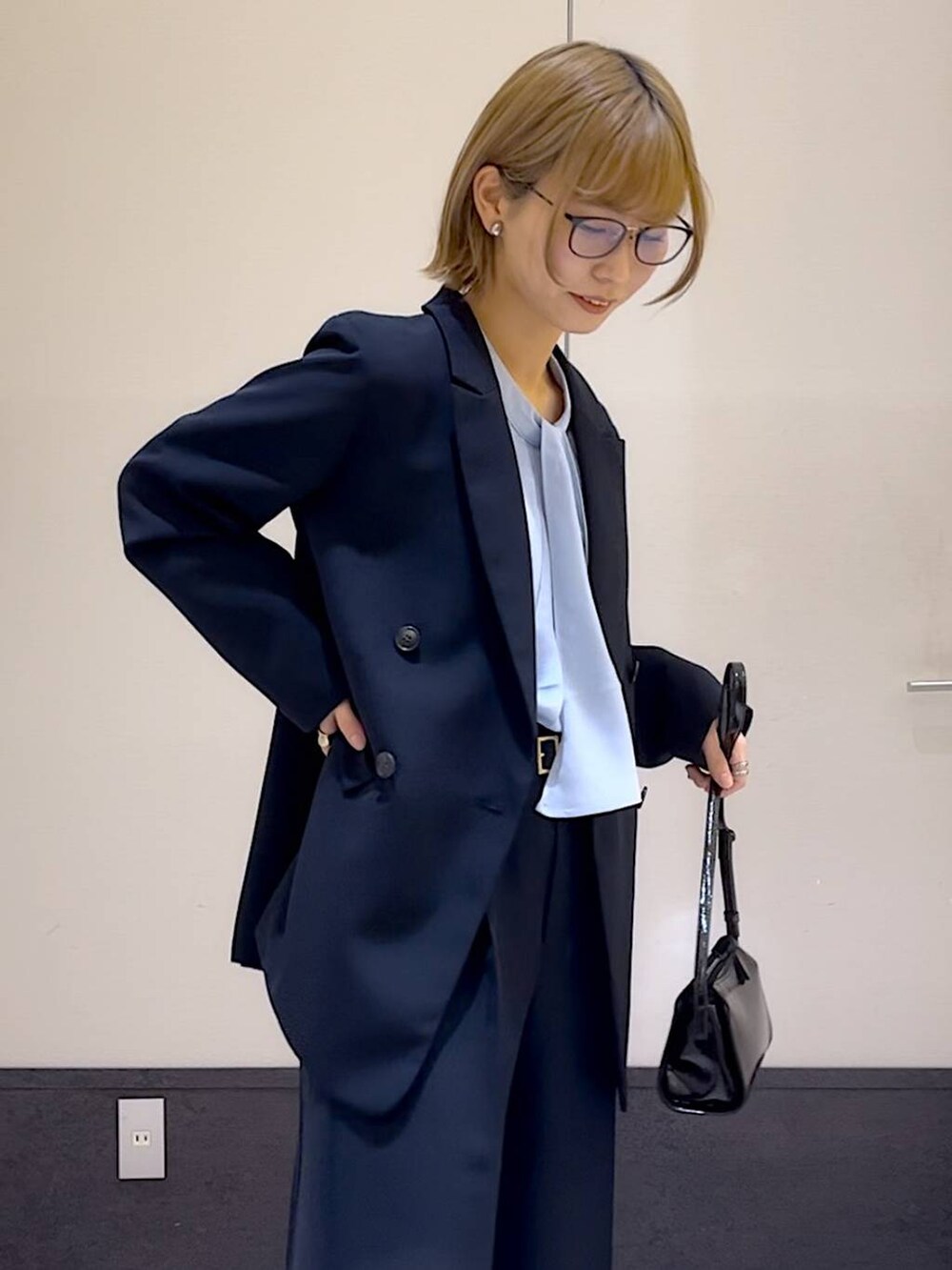 ブルー系のスーツパンツ、ブルー系のシャツ/ブラウス、ブラック系のローファーを着用したレディースの冬コーディネートの3枚目の写真