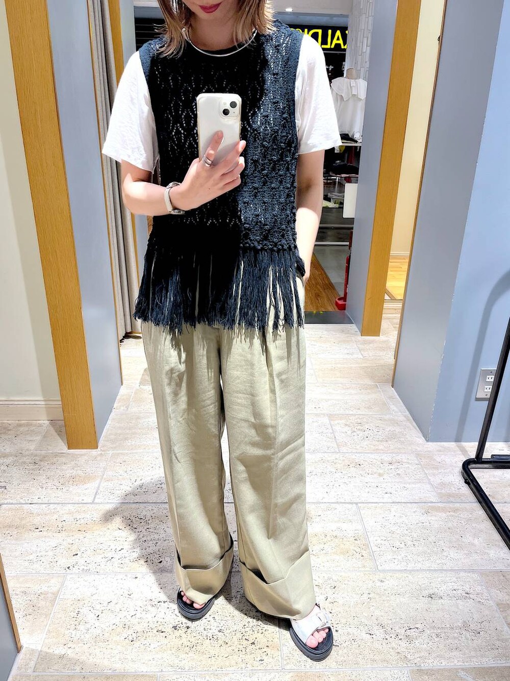 ブラウン系のその他パンツ、ホワイト系のTシャツ/カットソー、ブラック系のベストを着用したレディースの夏コーディネートの3枚目の写真