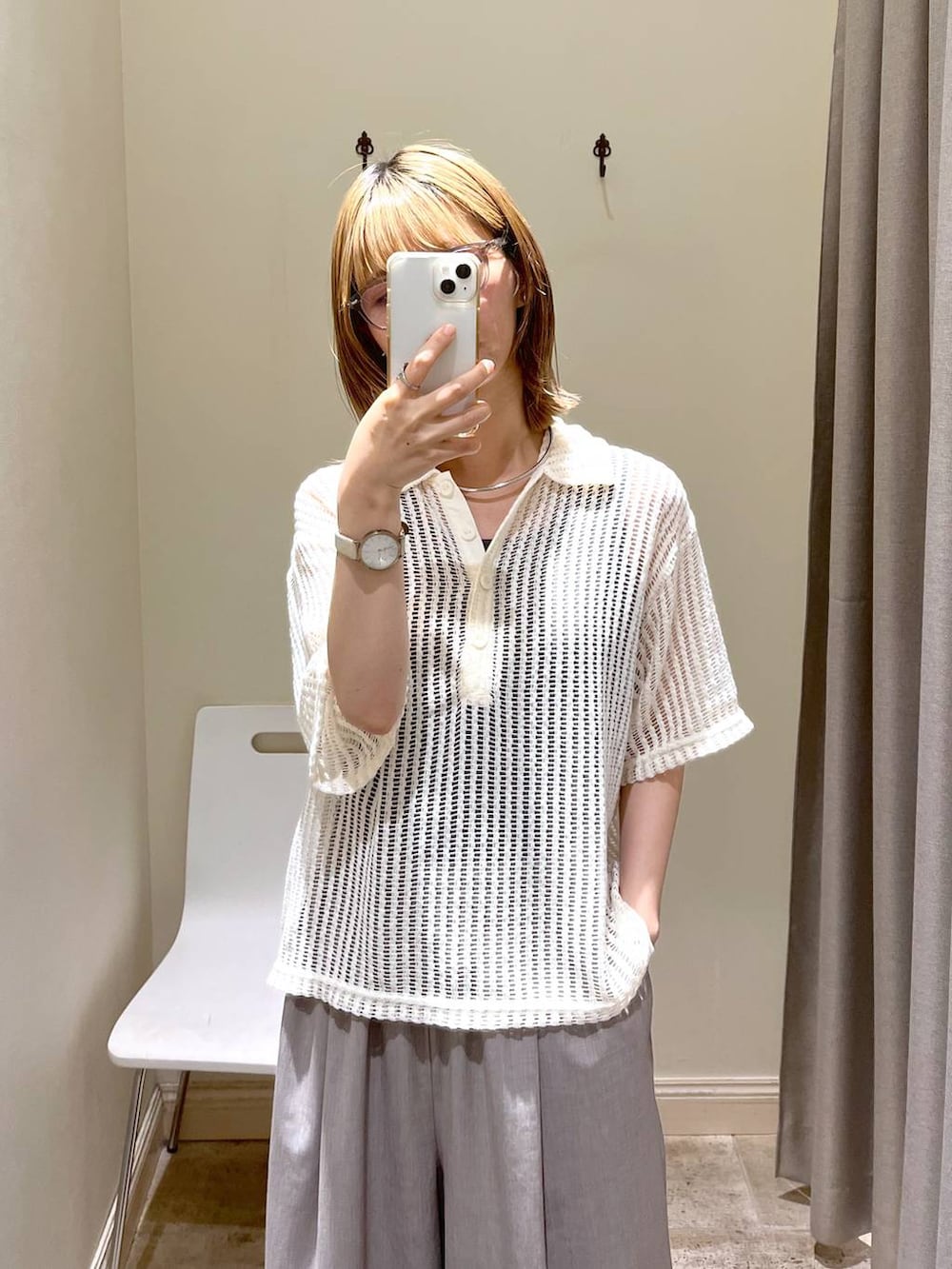 ブラック系のサンダル、ベージュ系のその他パンツ、ホワイト系のポロシャツを着用したレディースの夏コーディネートの3枚目の写真