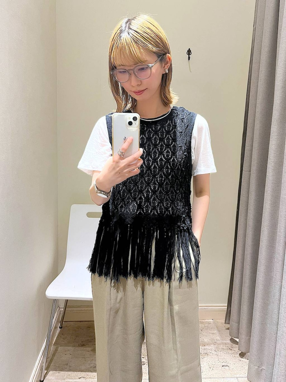 ブラウン系のその他パンツ、ホワイト系のTシャツ/カットソー、ブラック系のベストを着用したレディースの夏コーディネートの2枚目の写真