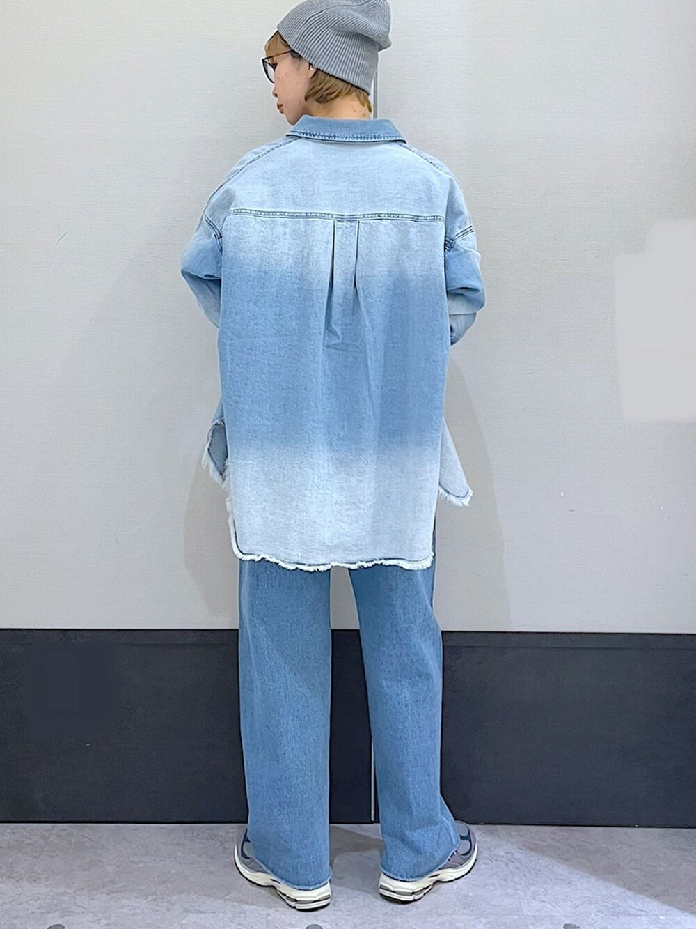 ブルー系のシャツ/ブラウス、イエロー系のTシャツ/カットソー、ブルー系のデニムパンツを着用したレディースの春コーディネートの2枚目の写真