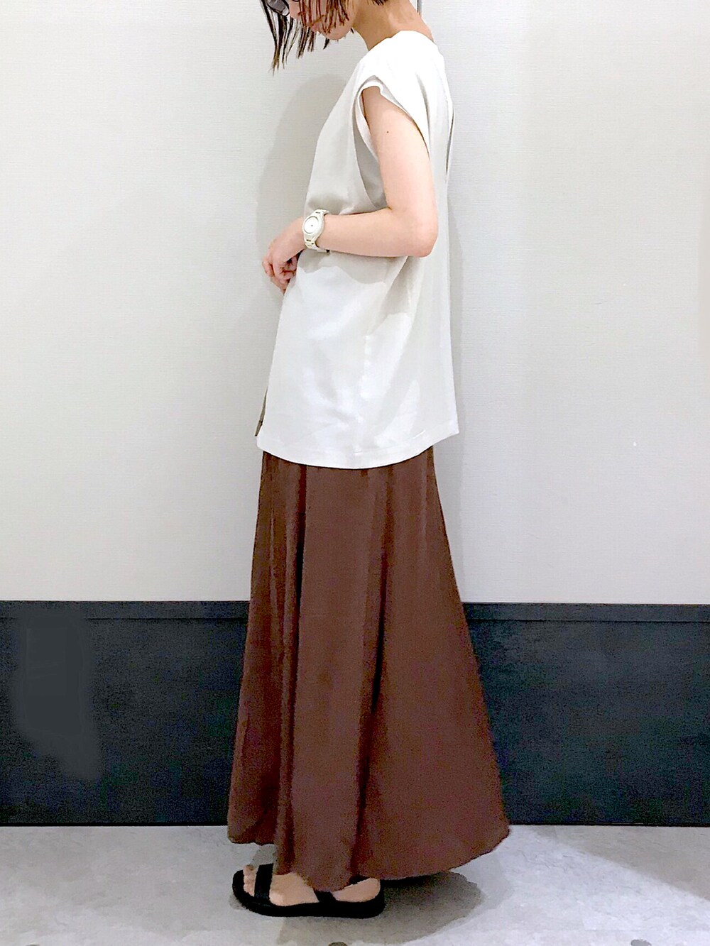 「LEPSIM、レプシィム(LEPSIM)、夏コーデ、プチプラ、きれいめカジュアル、シンプル、シンプルコーデ、夏服、大人女子、サンダル、夏、レイヤードスタイル、ショルダーバッグ、ジレ、フレアスカート」｜「LEPSIMのフレンチスリーブプルオーバー　281813（Tシャツ/カットソー、ホワイト系）」を使った、ミヨちゃんさん（レディース・165cm）の夏コーディネートの2枚目の写真