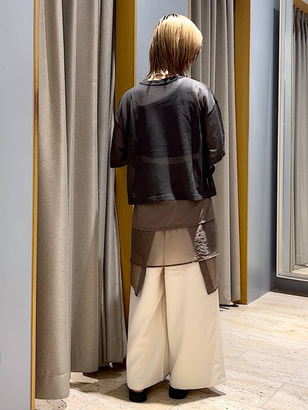 その他のサンダル、ホワイト系のその他パンツ、ブラウン系のシャツ/ブラウスを着用したレディースの秋コーディネートの2枚目の写真