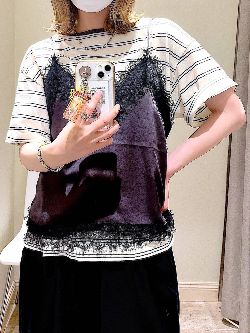 ブルー系のスニーカー、グレー系のキャミソール、ホワイト系のTシャツ/カットソーを着用したレディースの夏コーディネートの4枚目の写真