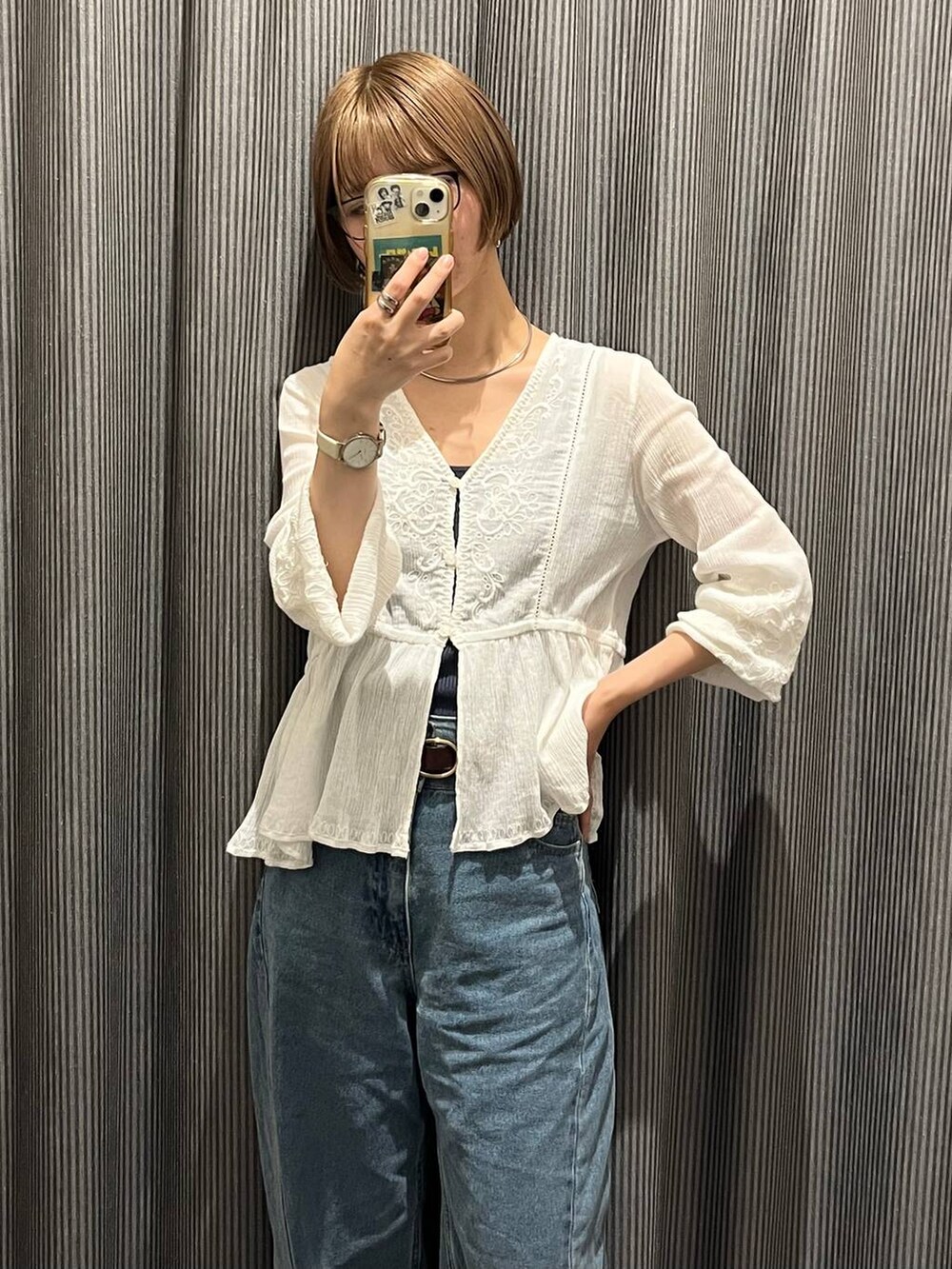 ブルー系のデニムパンツ、ホワイト系のシャツ/ブラウス、シルバー系のネックレスを着用したレディースの秋コーディネートの2枚目の写真