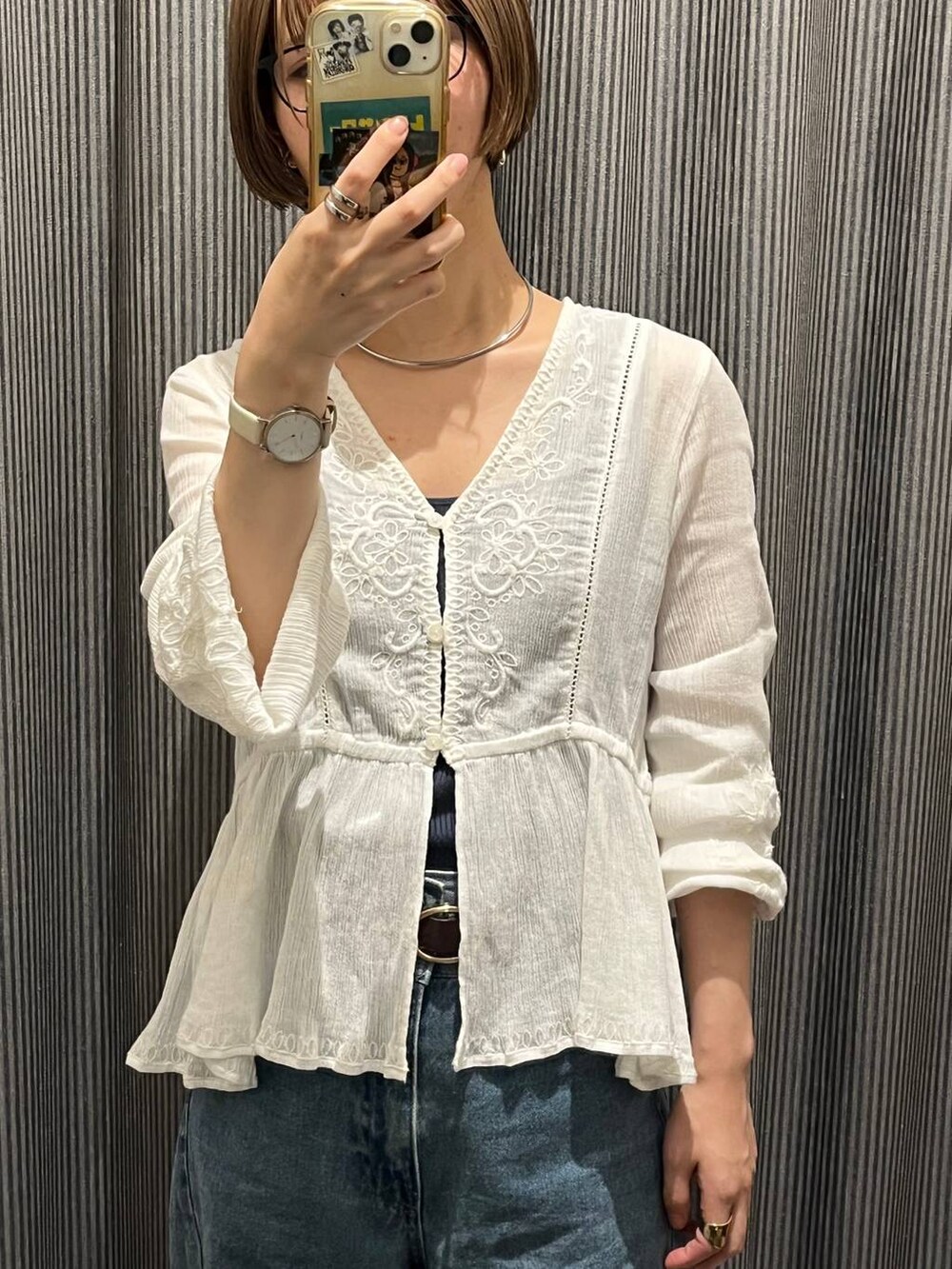 ブルー系のデニムパンツ、ホワイト系のシャツ/ブラウス、シルバー系のネックレスを着用したレディースの秋コーディネートの3枚目の写真