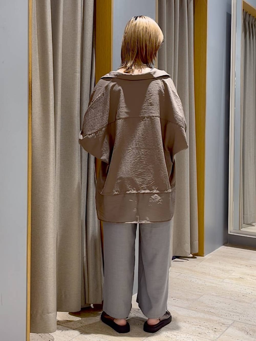 その他のサンダル、グレー系のその他トップス、ブラウン系のシャツ/ブラウスを着用したレディースの夏コーディネートの3枚目の写真