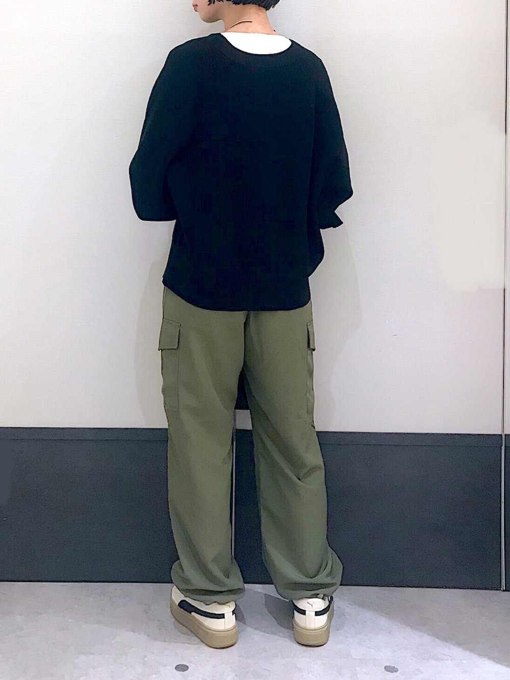 ブラック系のカーディガン/ボレロ、グリーン系のカーゴパンツ、ベージュ系のスニーカーを着用したレディースの秋コーディネートの2枚目の写真