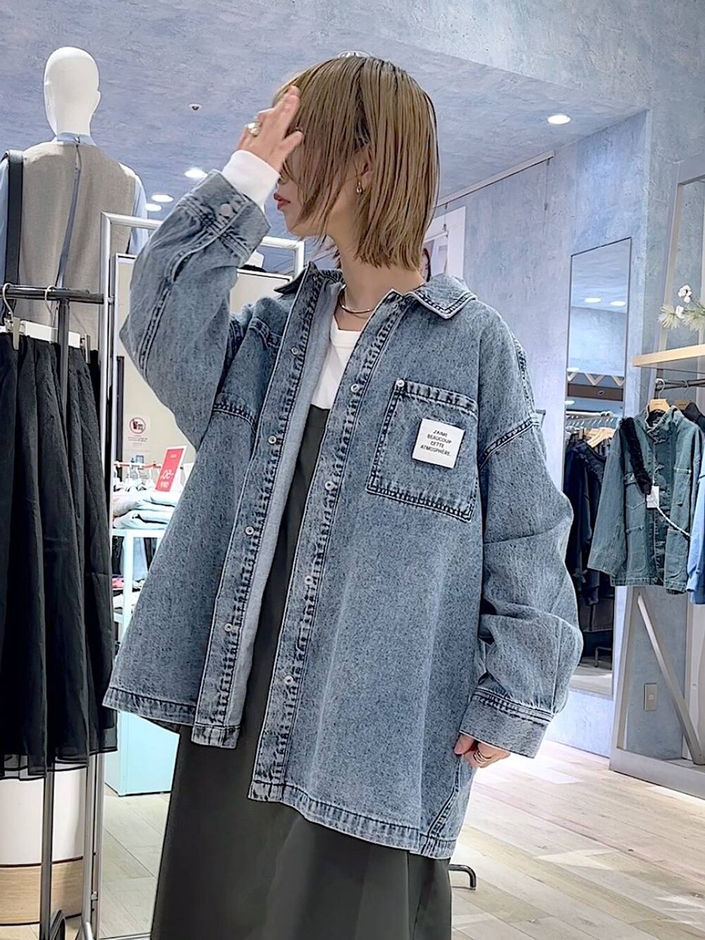 「体型カバー、高身長、ベーシック/シンプル、ワンマイル、春コーデ、冬コーデ、きれいめカジュアル_LEPSIM、LEPSIM、シンプルコーデ、大人カジュアル、きれいめカジュアル、ワンピース、スニーカー、春デニム2025_LEPSIM、20代_LEPSIM」｜「LEPSIMのメタル太チョーカー　152672（チョーカー、シルバー系）」を使った、ミヨちゃんさん（レディース・166cm）の冬コーディネートの4枚目の写真