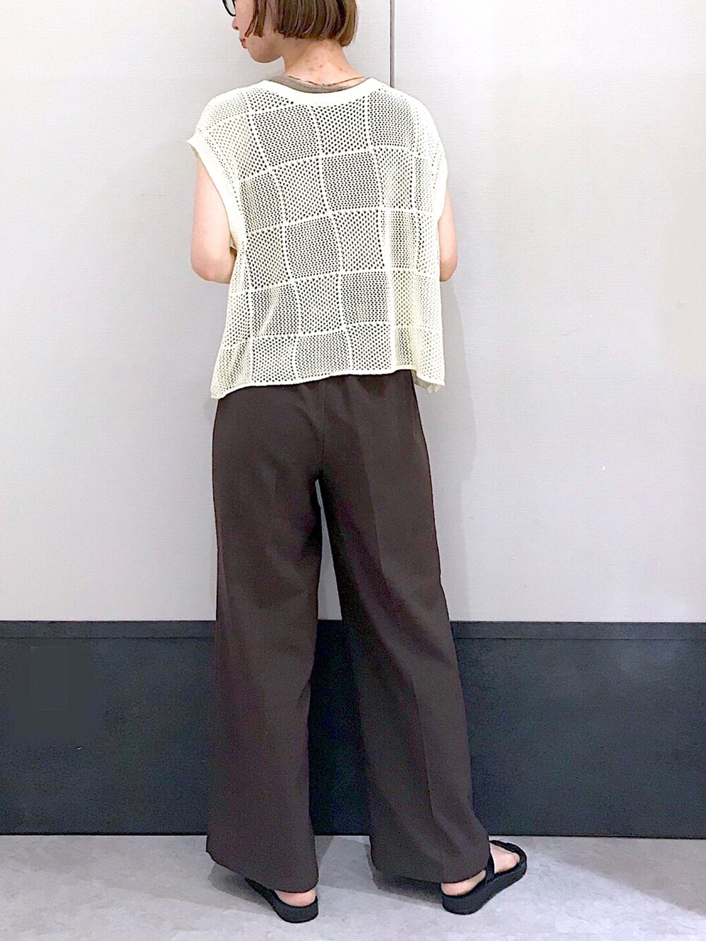 ホワイト系のニット/セーター、ベージュ系のタンクトップ、ブラウン系のその他パンツを着用したレディースの夏コーディネートの2枚目の写真