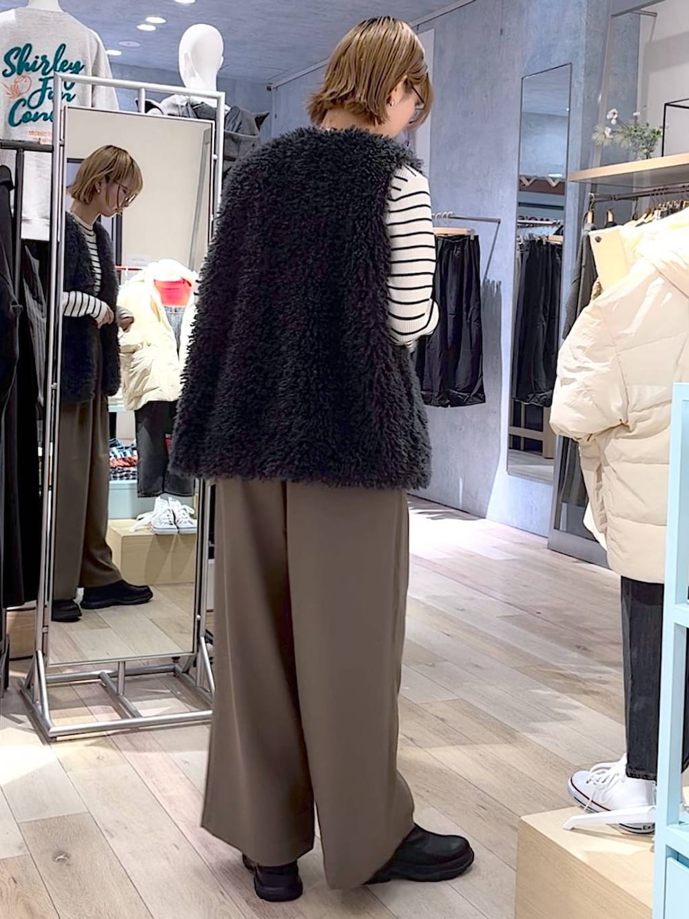 ブラウン系のその他パンツ、ブラック系のブーツ、ホワイト系のニット/セーターを着用したレディースの秋コーディネートの3枚目の写真