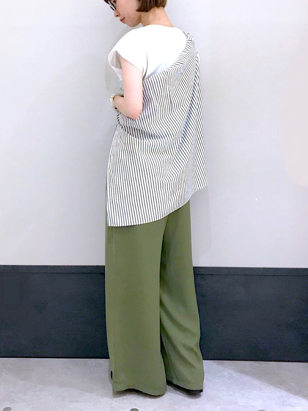 「LEPSIM、レプシィム(LEPSIM)、たすき掛け、夏コーデ、プチプラ、きれいめカジュアル、カラーパンツ、大人カジュアル、カラー×コーデ、グリーン、サンダルコーデ、ストライプシャツ、Tシャツ、ワイドパンツ、シンプル」｜「LEPSIMのフレンチスリーブプルオーバー　281813（Tシャツ/カットソー、ホワイト系）」を使った、ミヨちゃんさん（レディース・165cm）の夏コーディネートの2枚目の写真