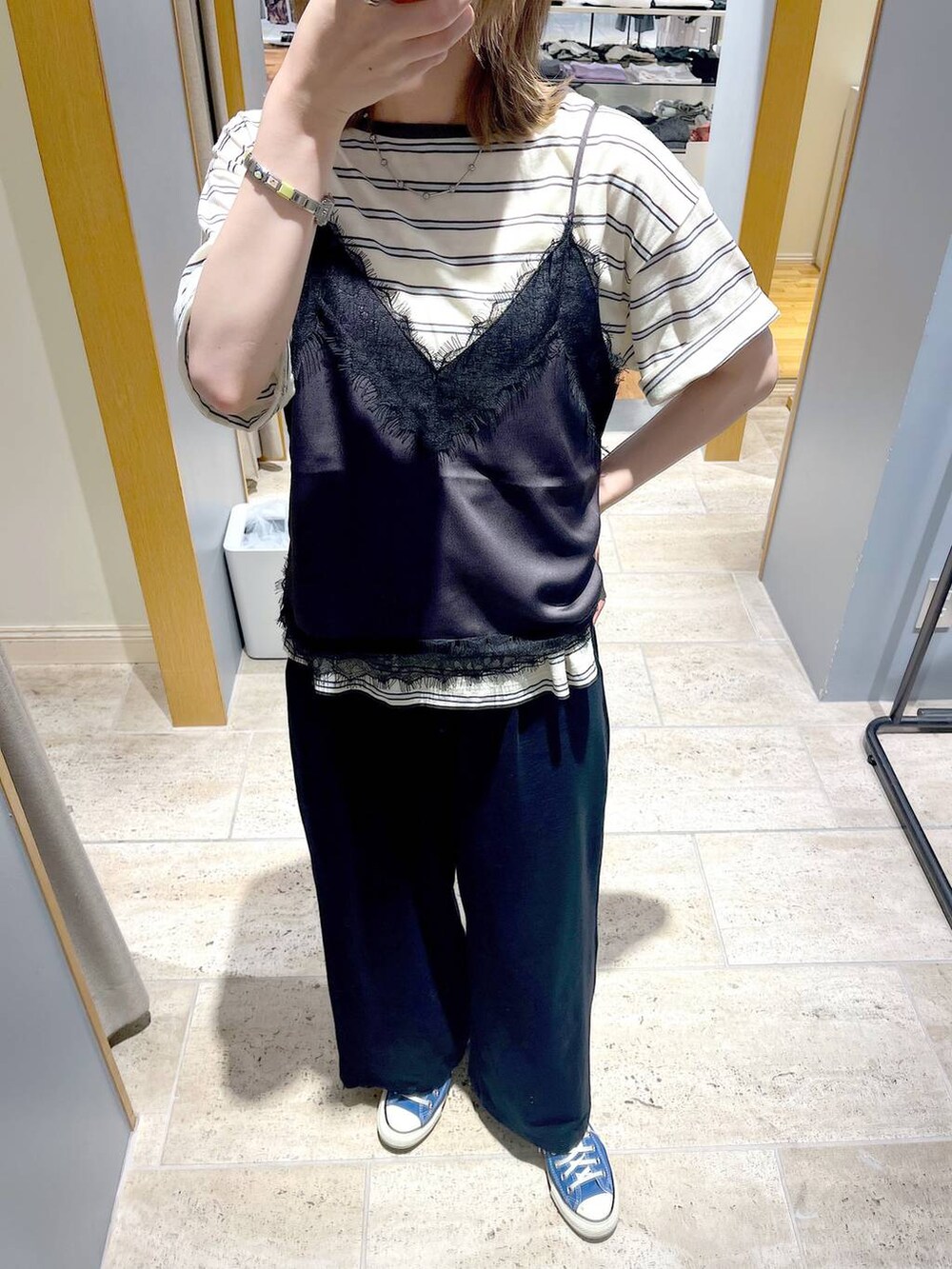 ブルー系のスニーカー、グレー系のキャミソール、ホワイト系のTシャツ/カットソーを着用したレディースの夏コーディネートの3枚目の写真