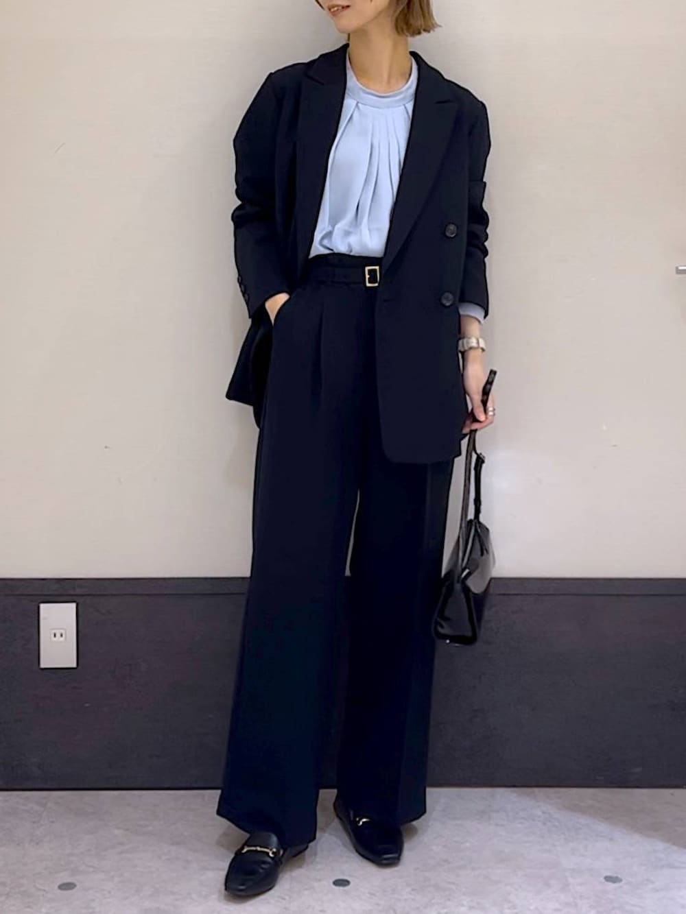 ブルー系のスーツパンツ、ブルー系のシャツ/ブラウス、ブラック系のローファーを着用したレディースの冬コーディネートの4枚目の写真