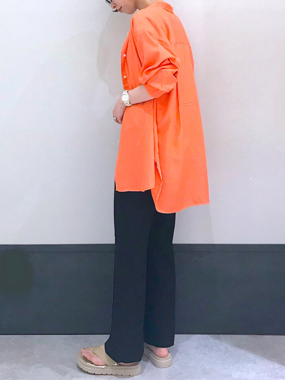 ホワイト系のTシャツ/カットソー、オレンジ系のシャツ/ブラウス、その他のトートバッグを着用したレディースの夏コーディネートの2枚目の写真