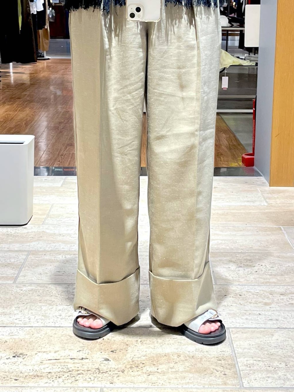 ブラウン系のその他パンツ、ホワイト系のTシャツ/カットソー、ブラック系のベストを着用したレディースの夏コーディネートの4枚目の写真