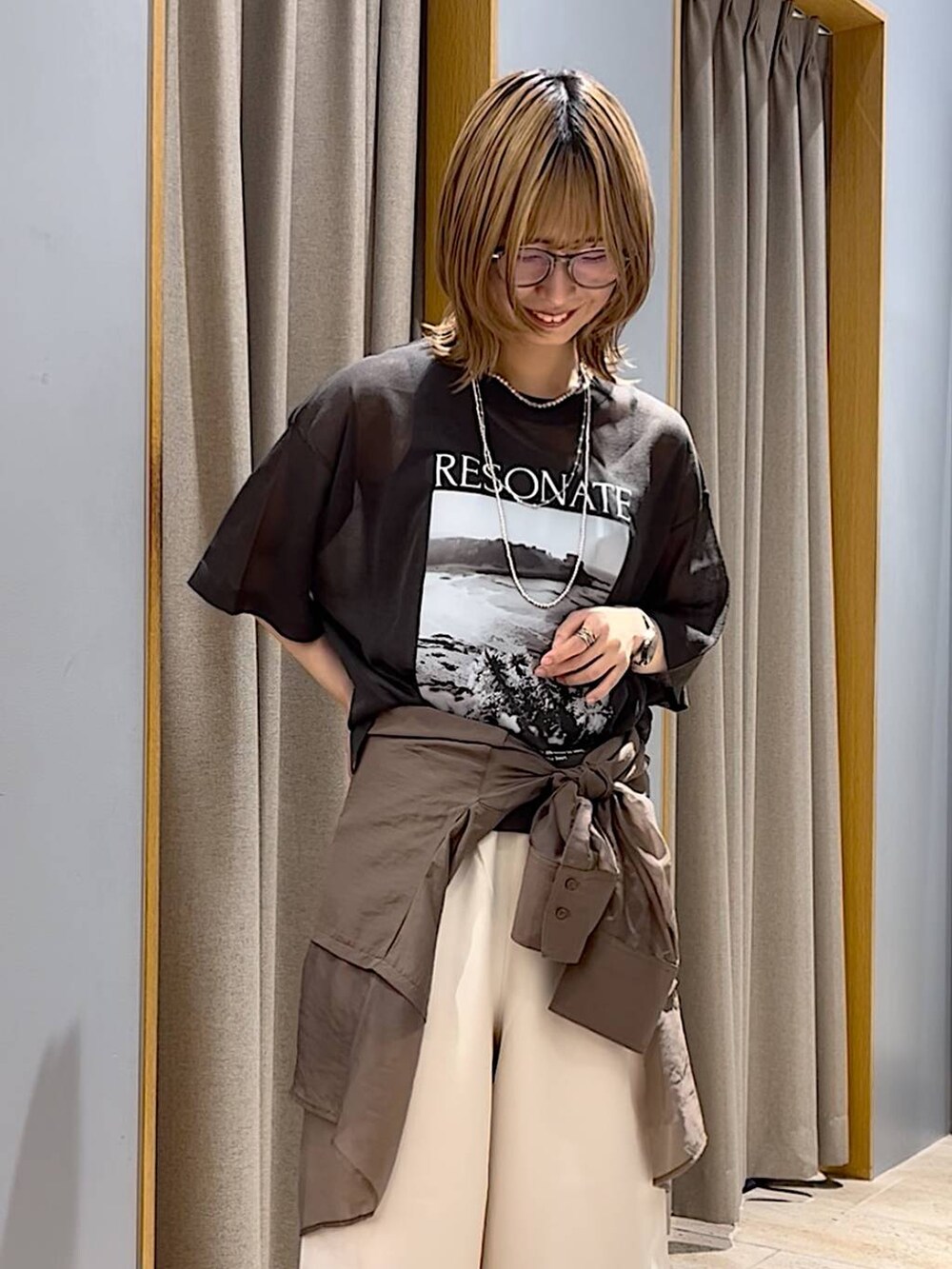 その他のサンダル、ホワイト系のその他パンツ、ブラウン系のシャツ/ブラウスを着用したレディースの秋コーディネートの3枚目の写真