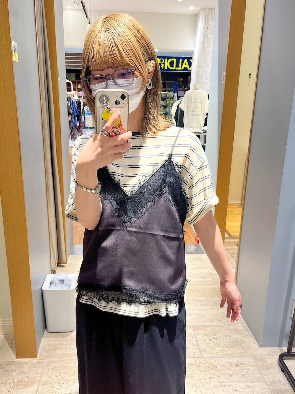 ブルー系のスニーカー、グレー系のキャミソール、ホワイト系のTシャツ/カットソーを着用したレディースの夏コーディネートの2枚目の写真