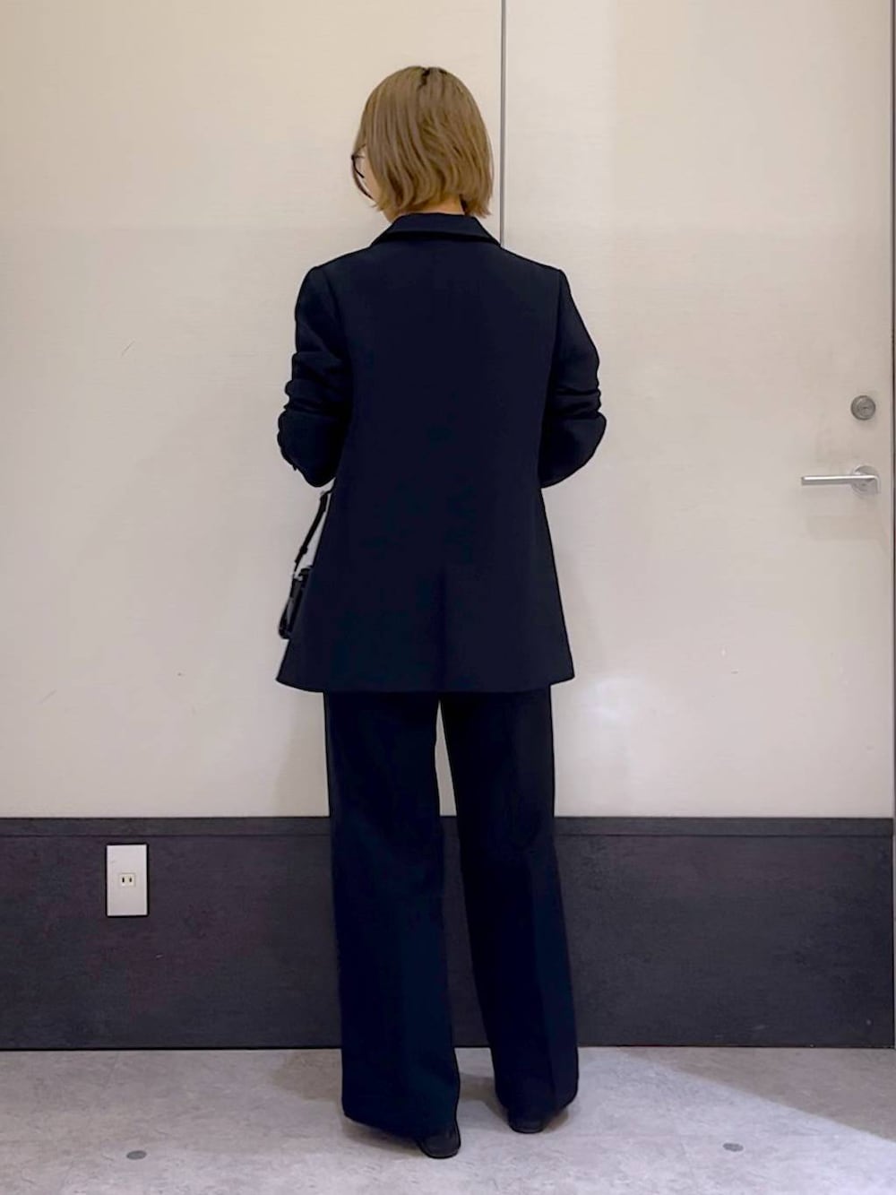 ブルー系のスーツパンツ、ブルー系のシャツ/ブラウス、ブラック系のローファーを着用したレディースの冬コーディネートの5枚目の写真