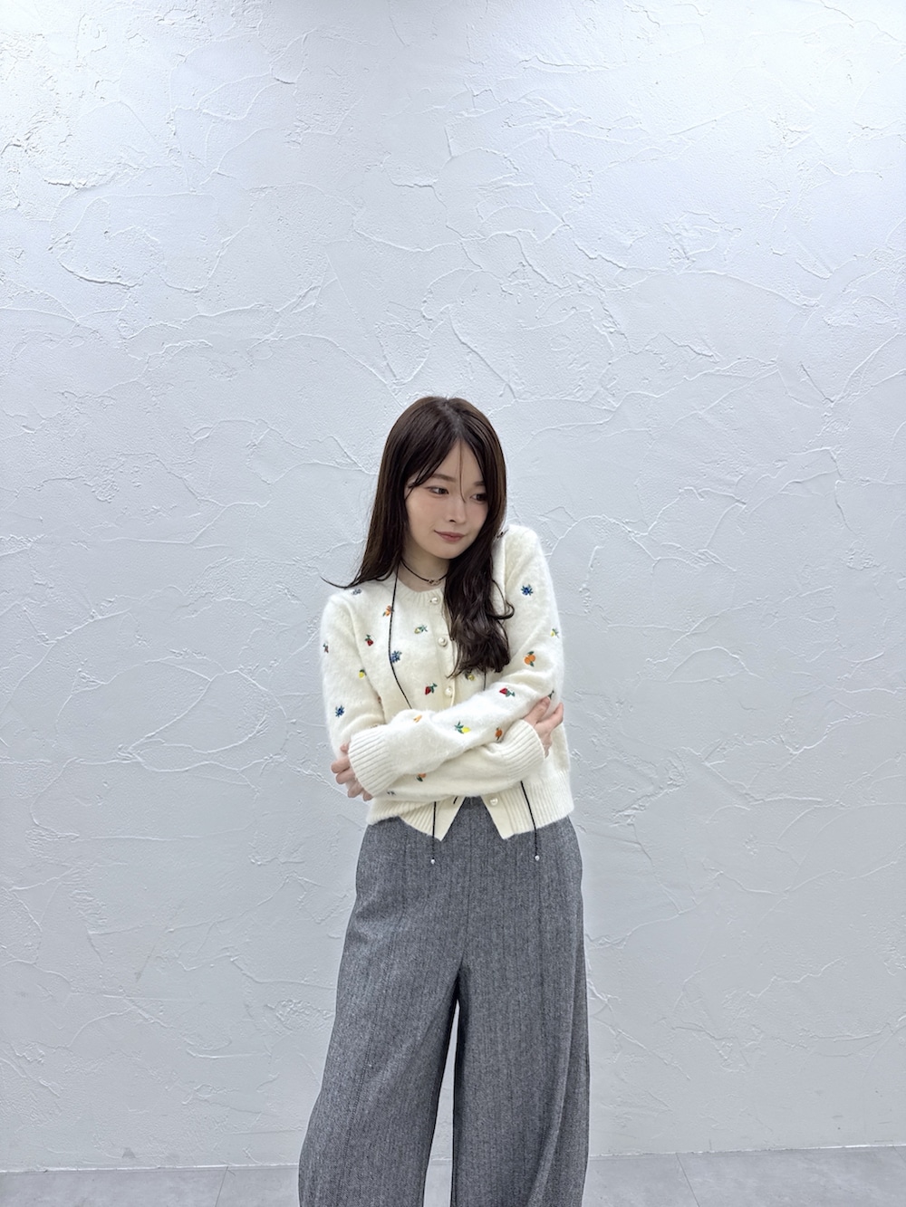 ホワイト系のカーディガン/ボレロ、グレー系のその他パンツ、ブラック系のチョーカーを着用したレディースの秋コーディネートの4枚目の写真
