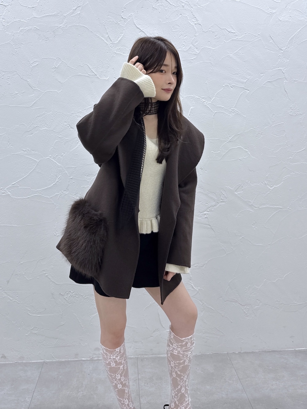 ブラウン系のその他アウター、ブラック系のその他パンツ、ホワイト系のニット/セーターを着用したレディースの秋コーディネートの5枚目の写真