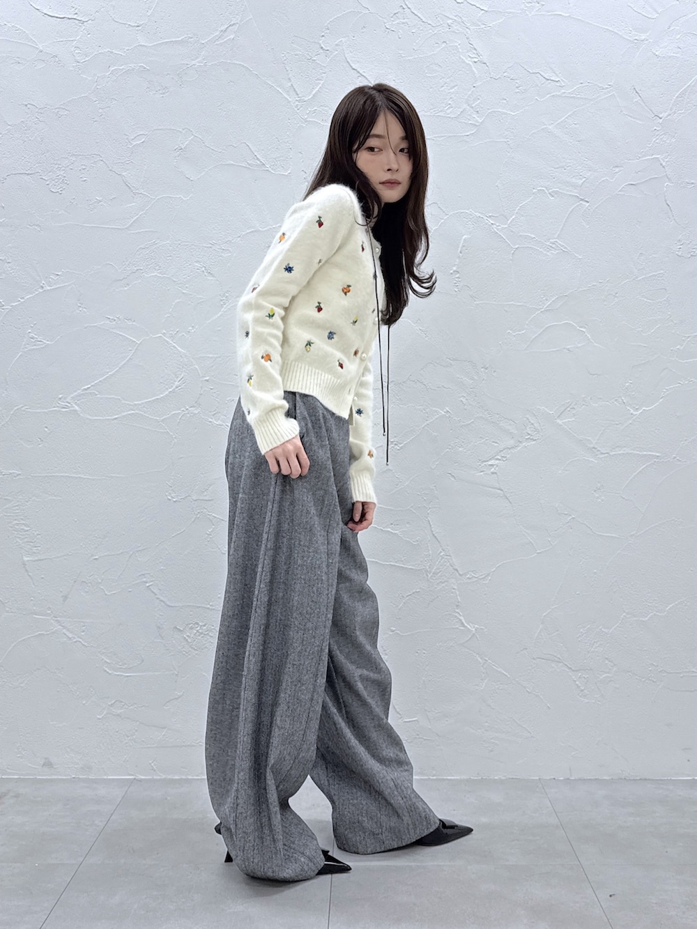 ホワイト系のカーディガン/ボレロ、グレー系のその他パンツ、ブラック系のチョーカーを着用したレディースの秋コーディネートの2枚目の写真