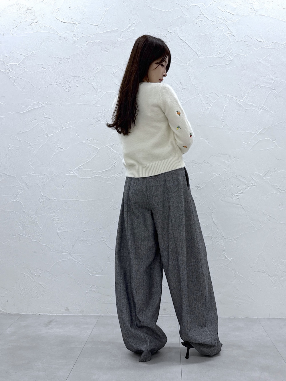 ホワイト系のカーディガン/ボレロ、グレー系のその他パンツ、ブラック系のチョーカーを着用したレディースの秋コーディネートの3枚目の写真