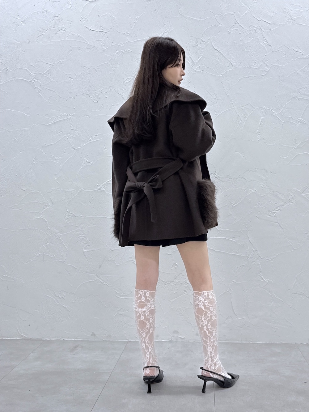 ブラウン系のその他アウター、ブラック系のその他パンツ、ホワイト系のニット/セーターを着用したレディースの秋コーディネートの3枚目の写真