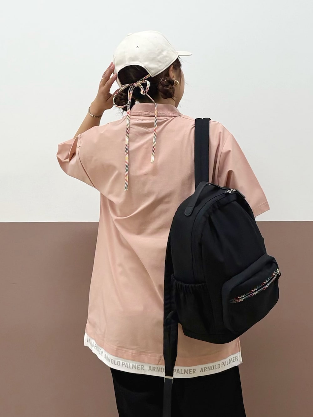 ホワイト系のスニーカー、ブラック系のその他パンツ、ブラック系のバックパック/リュックを着用したレディースの夏コーディネートの2枚目の写真