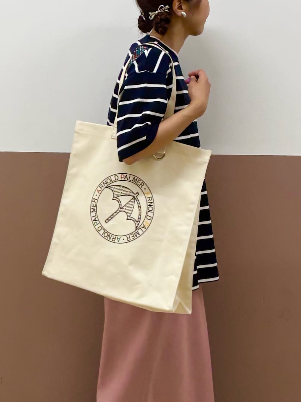 ブルー系のTシャツ/カットソー、ピンク系のTシャツ/カットソー、ピンク系のスカートを着用したレディースの夏コーディネートの2枚目の写真