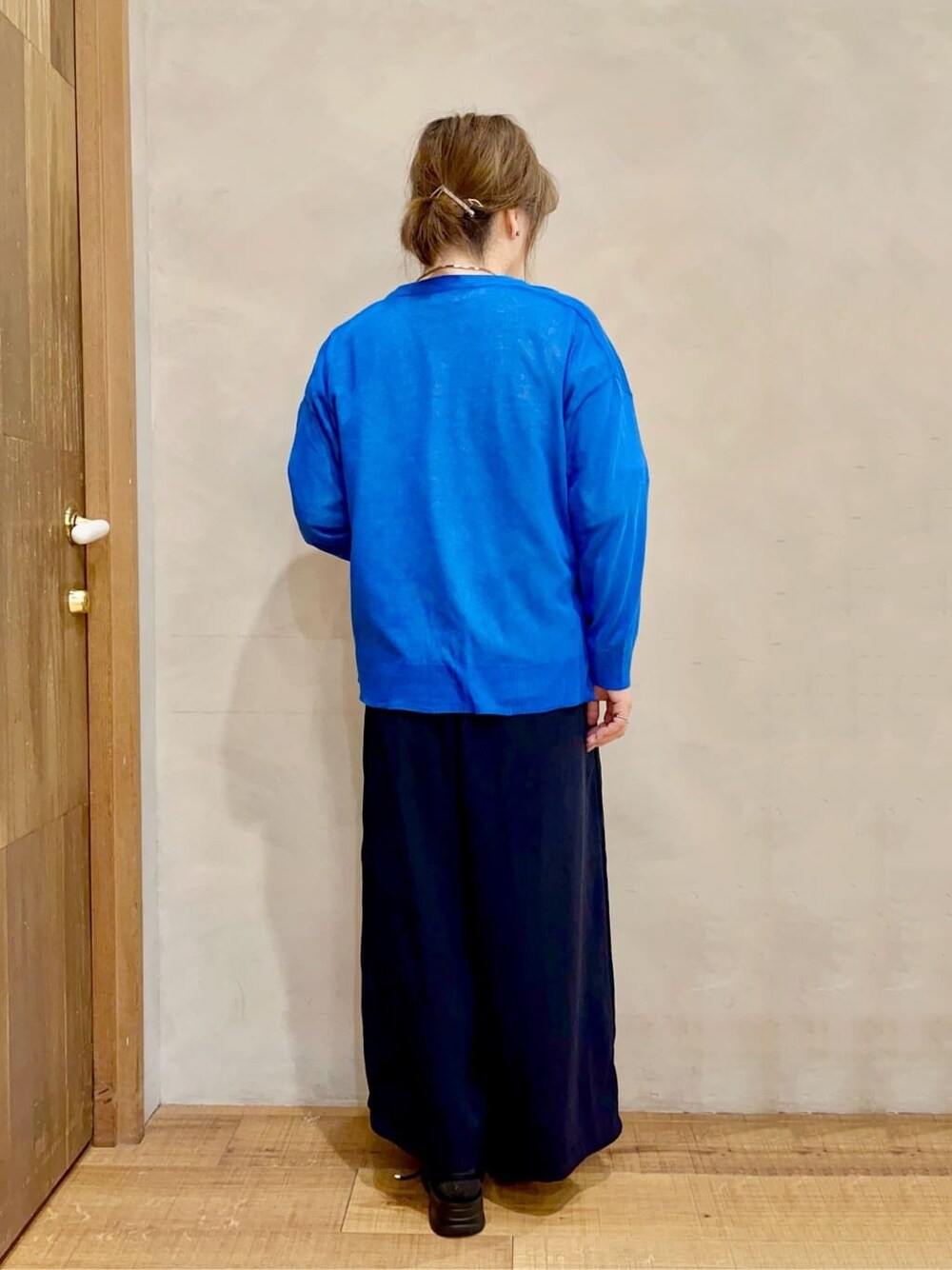 ブルー系のカーディガン/ボレロ、ホワイト系のTシャツ/カットソー、ブルー系のその他パンツを着用したレディースの春コーディネートの3枚目の写真