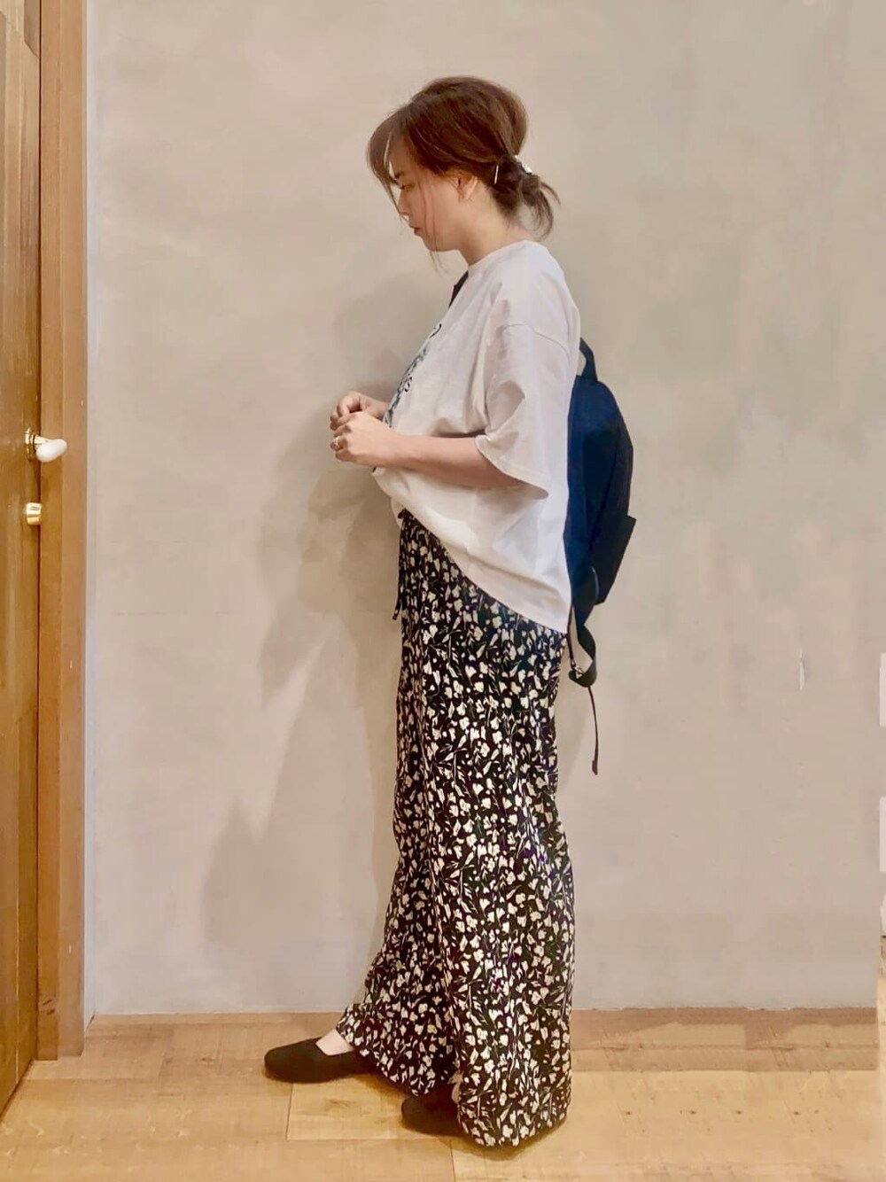 ブラック系のパンプスを着用したレディースの春コーディネートの2枚目の写真