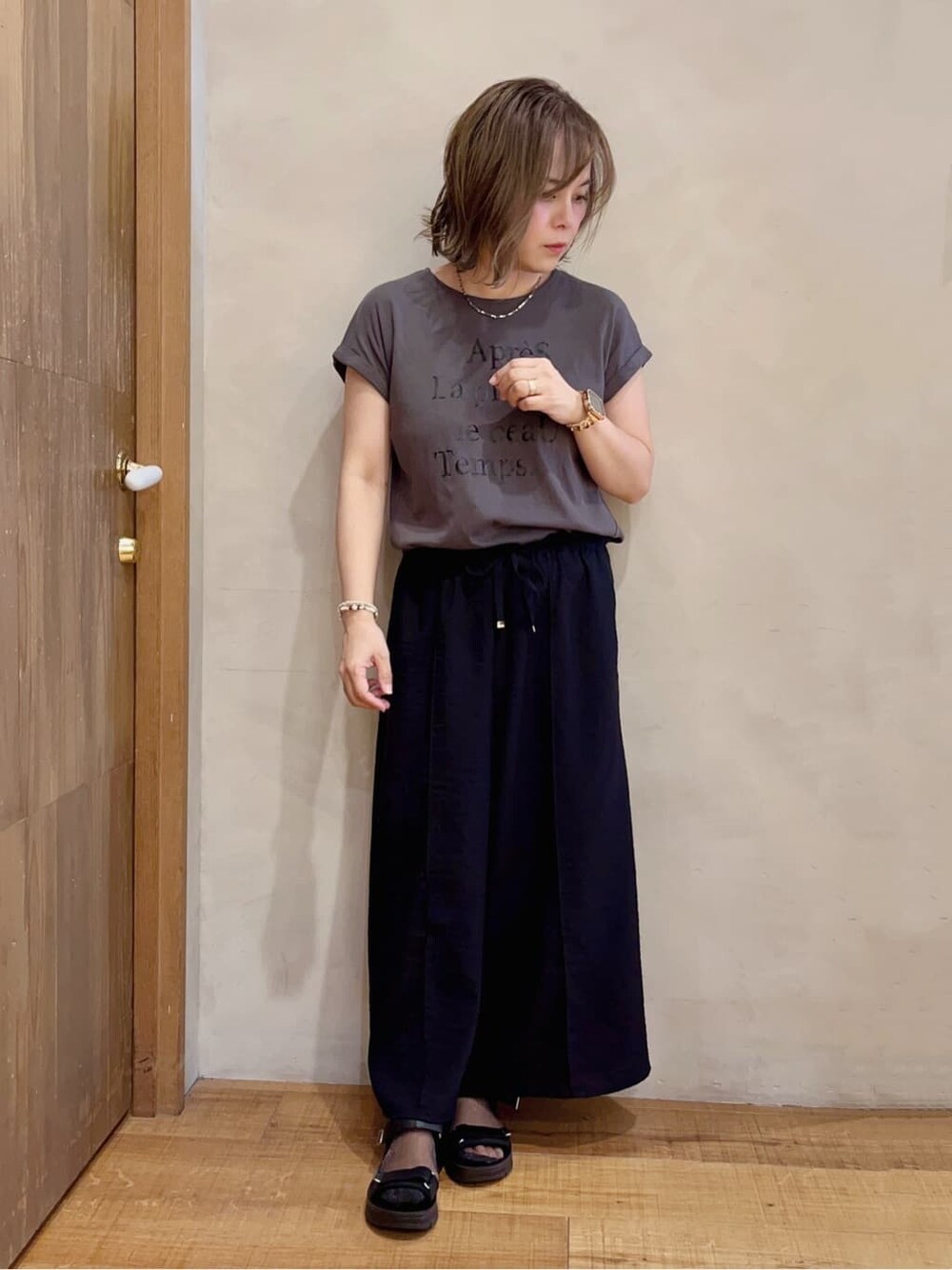 ブラック系のシャツ/ブラウス、グレー系のTシャツ/カットソー、ブラック系のその他パンツを着用したレディースの夏コーディネートの4枚目の写真