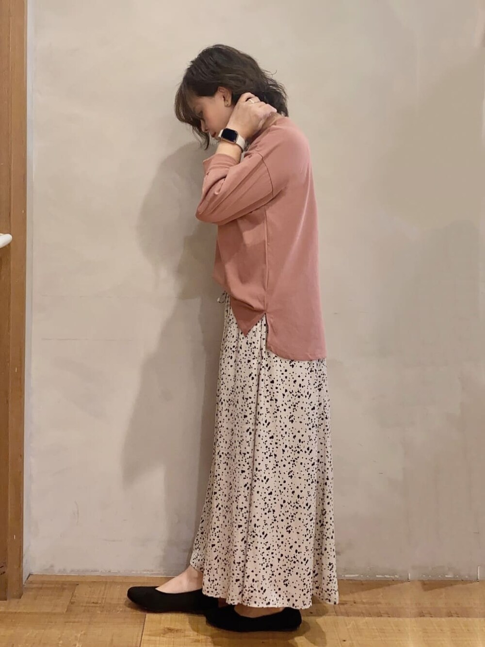 ブラック系のパンプスを着用したレディースの夏コーディネートの2枚目の写真