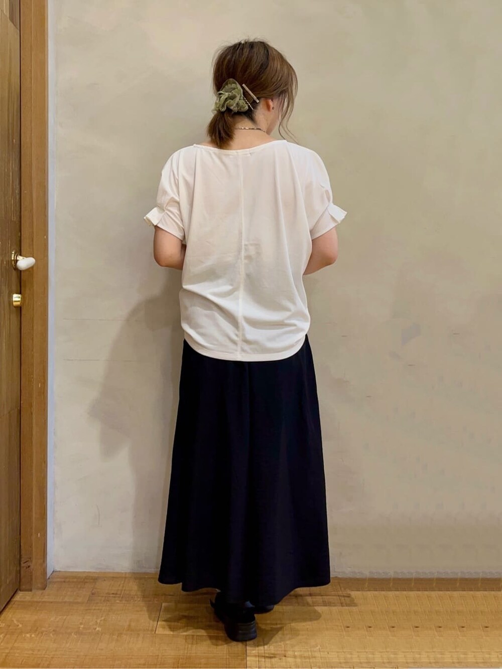 ホワイト系のTシャツ/カットソー、ブラック系のその他パンツ、ブラック系のサンダルを着用したレディースの夏コーディネートの3枚目の写真