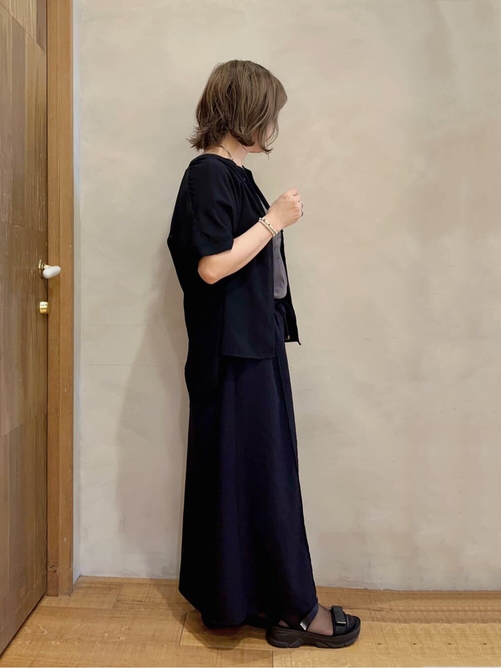 ブラック系のシャツ/ブラウス、グレー系のTシャツ/カットソー、ブラック系のその他パンツを着用したレディースの夏コーディネートの2枚目の写真
