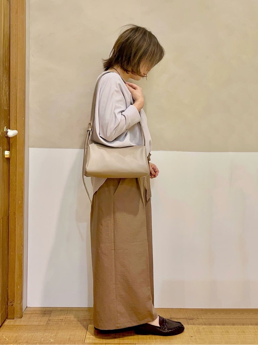 グレー系のシャツ/ブラウス、イエロー系のその他パンツ、ベージュ系のショルダーバッグを着用したレディースの春コーディネートの2枚目の写真