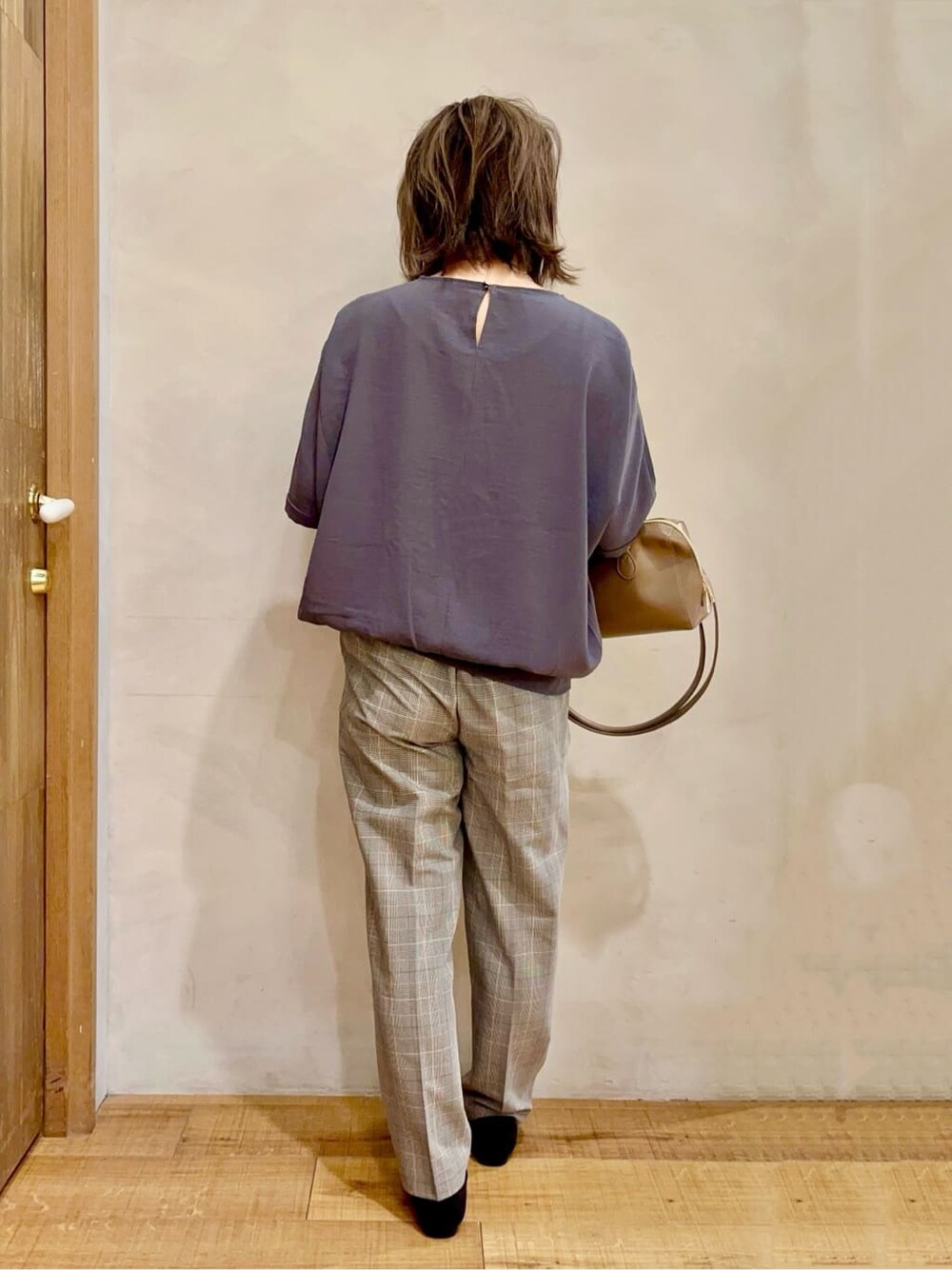 グレー系のシャツ/ブラウス、グレー系のその他パンツ、ブラック系のパンプスを着用したレディースの秋コーディネートの3枚目の写真