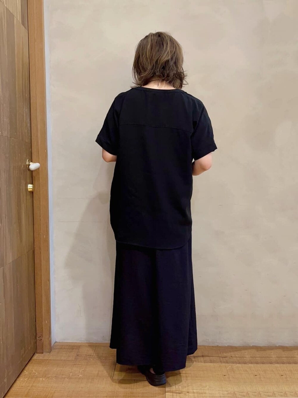 ブラック系のシャツ/ブラウス、グレー系のTシャツ/カットソー、ブラック系のその他パンツを着用したレディースの夏コーディネートの3枚目の写真