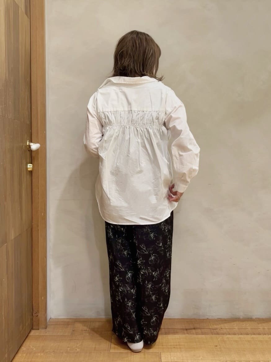 ホワイト系のシャツ/ブラウス、グレー系のTシャツ/カットソー、ブラック系のその他パンツを着用したレディースの春コーディネートの3枚目の写真