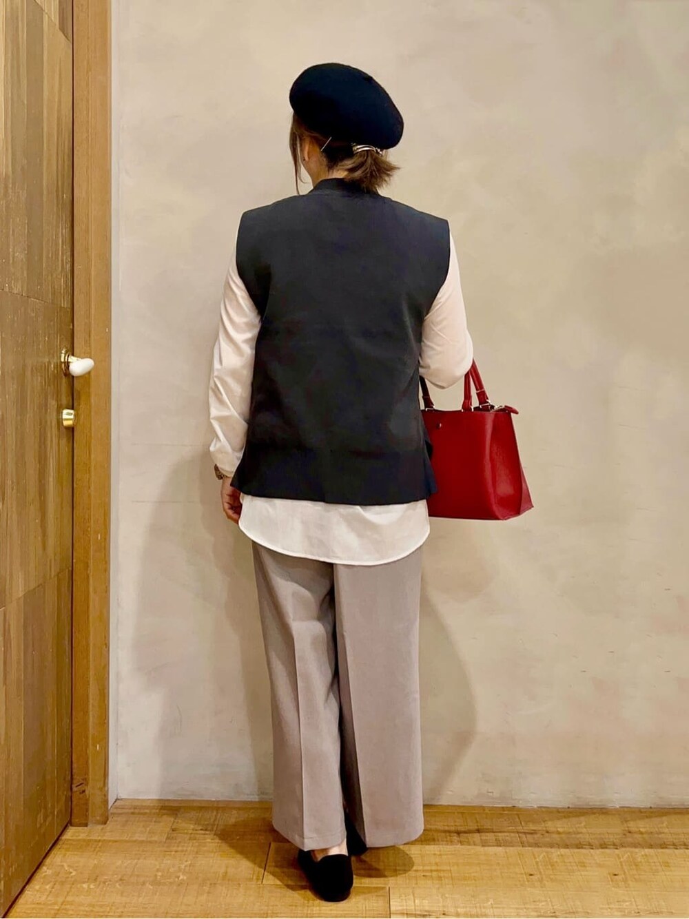 グレー系のニット/セーター、グレー系のその他パンツ、ブラック系のパンプスを着用したレディースの秋コーディネートの3枚目の写真