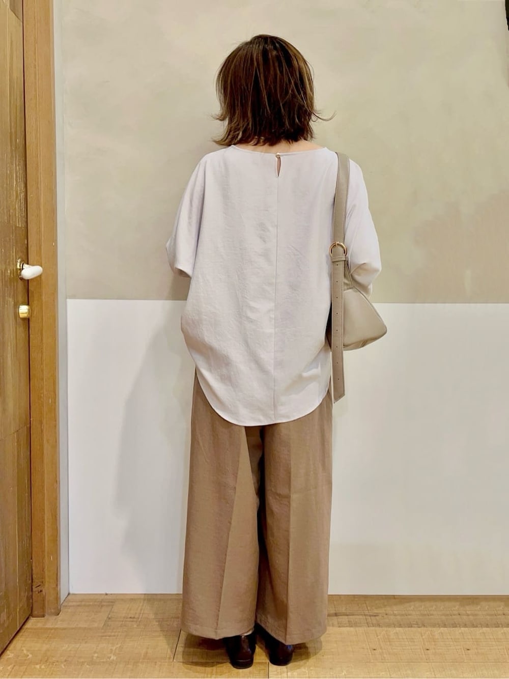 グレー系のシャツ/ブラウス、イエロー系のその他パンツ、ベージュ系のショルダーバッグを着用したレディースの春コーディネートの3枚目の写真